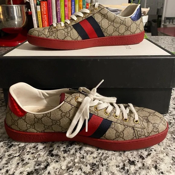 Gucci "New Ace" low-top sneaker in GG supreme canvas - Picture 2 of 12